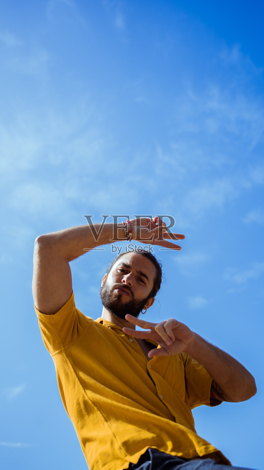 男孩享受阳光照片摄影图片