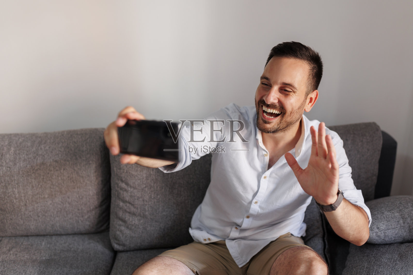 男子正在用手机进行视频通话照片摄影图片