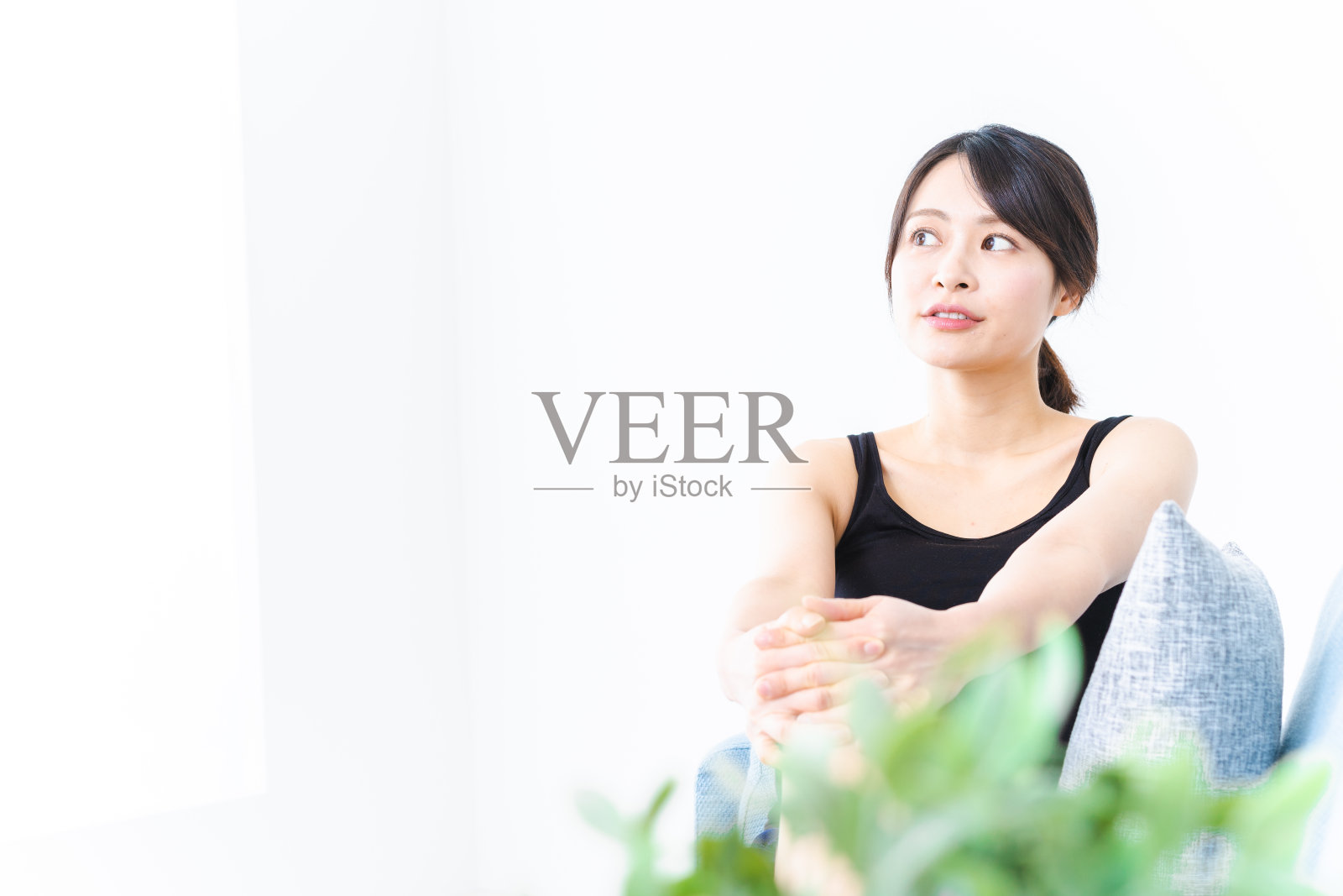 漂亮的年轻女人在沙发上放松照片摄影图片