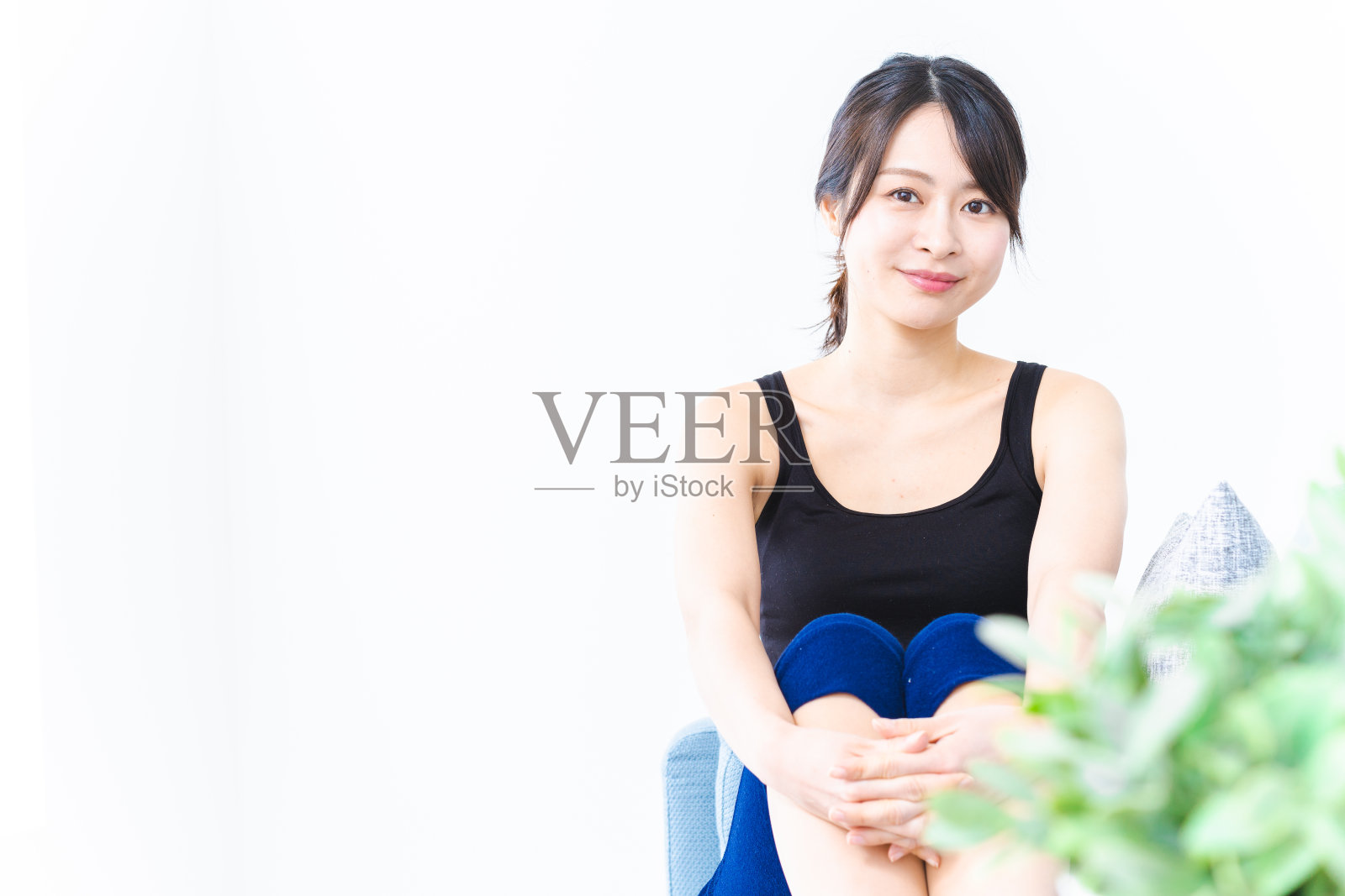 漂亮的年轻女人在沙发上放松照片摄影图片