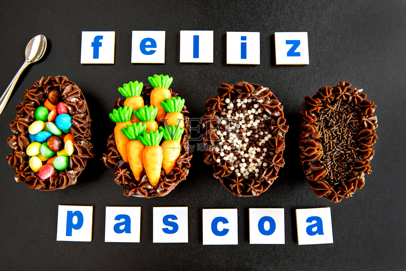 复活节彩蛋充满brigadeiro黑色背景，复活节概念与(快乐复活节)写在葡萄牙语。照片摄影图片