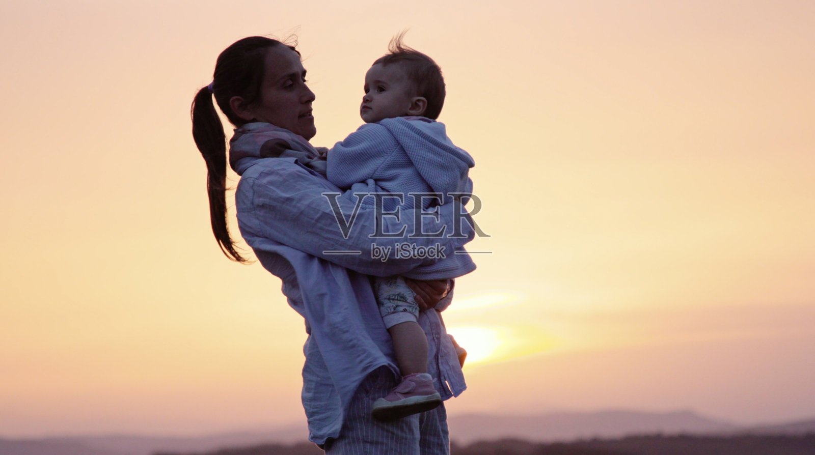 照顾孩子。宝宝跟着妈妈学会了爱自然。教育孩子关于可持续发展的知识。照片摄影图片