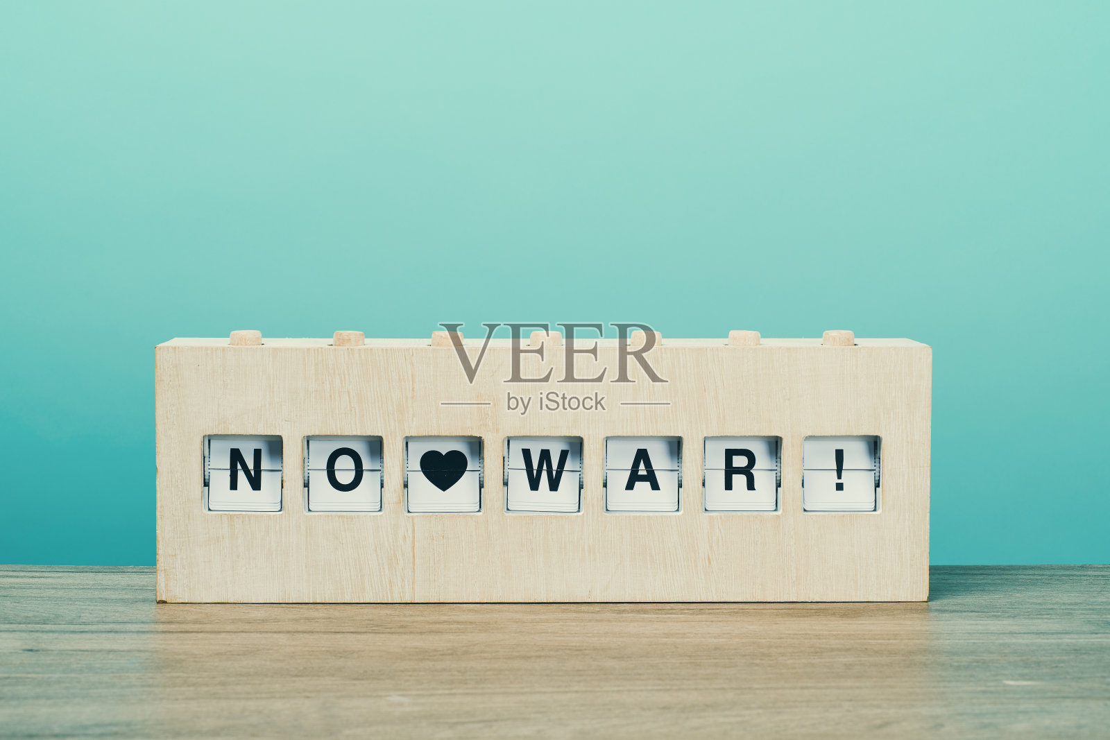 文字没有战争在一个木制的劈开的挡板照片摄影图片