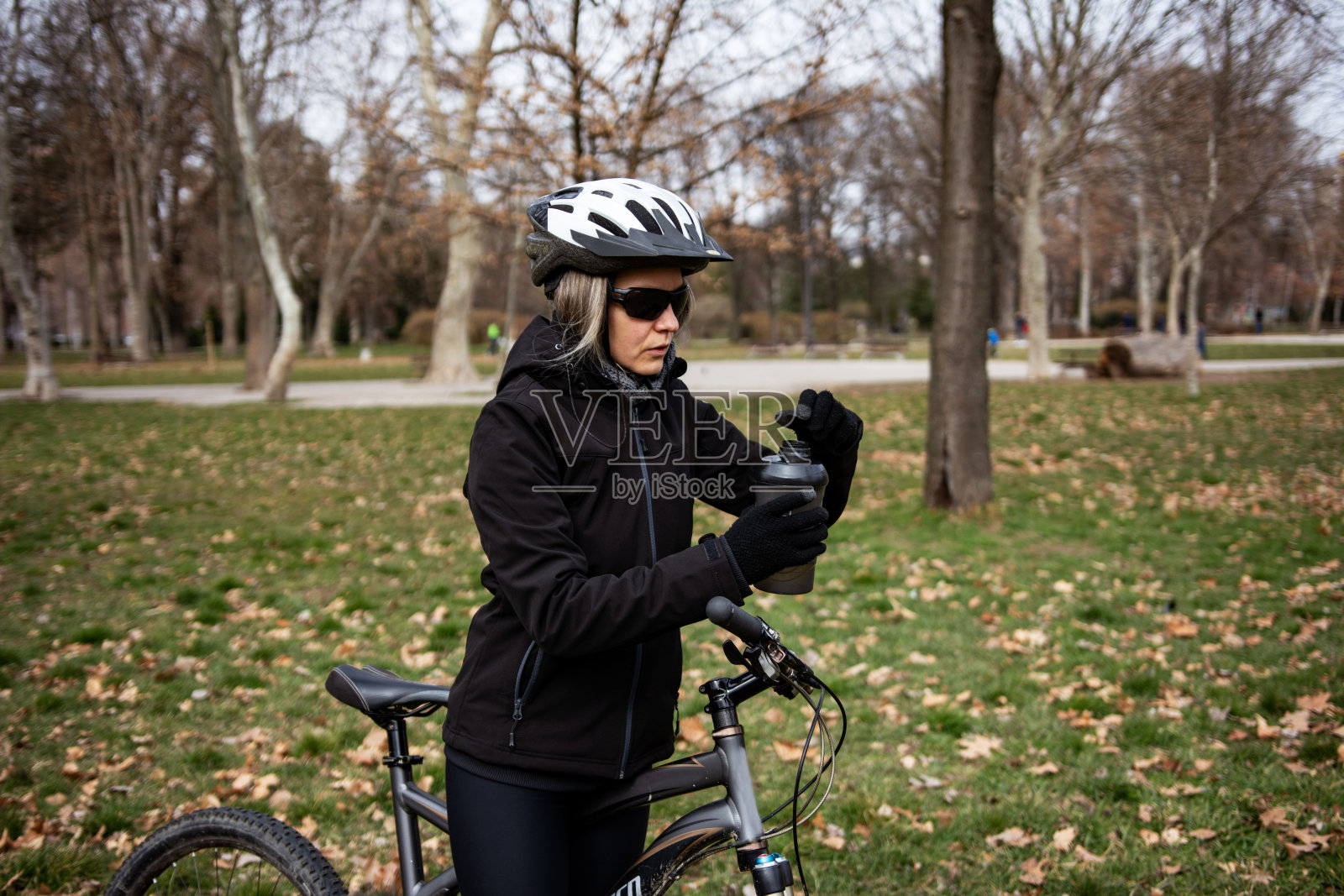 女山地自行车手喝水照片摄影图片