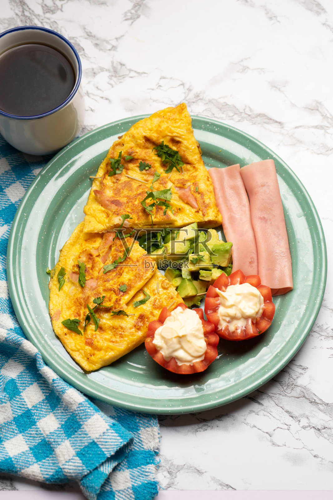 牛油果番茄火腿煎蛋卷照片摄影图片