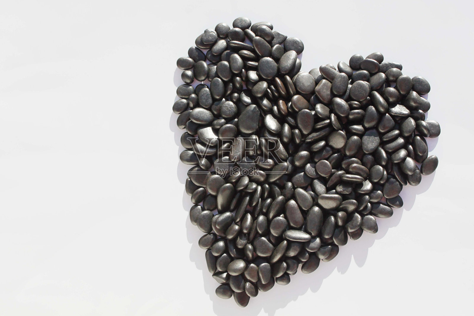 框架由石头做成心形，空间为文字照片摄影图片