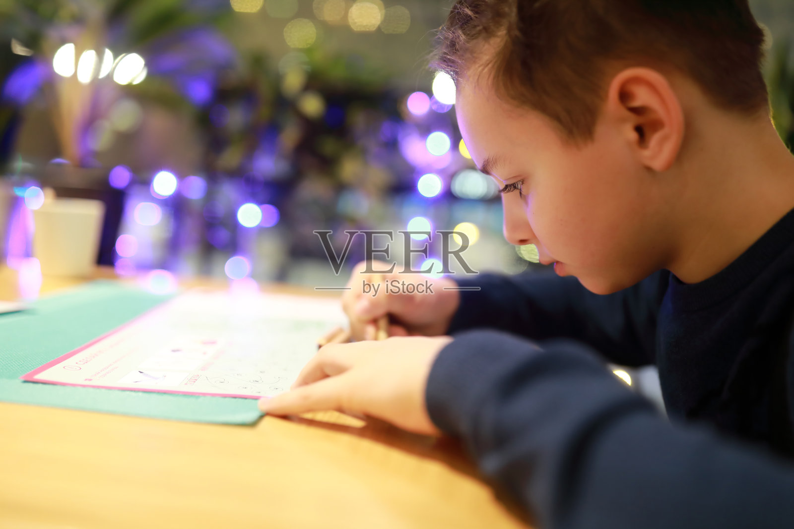 孩子在咖啡馆画画照片摄影图片