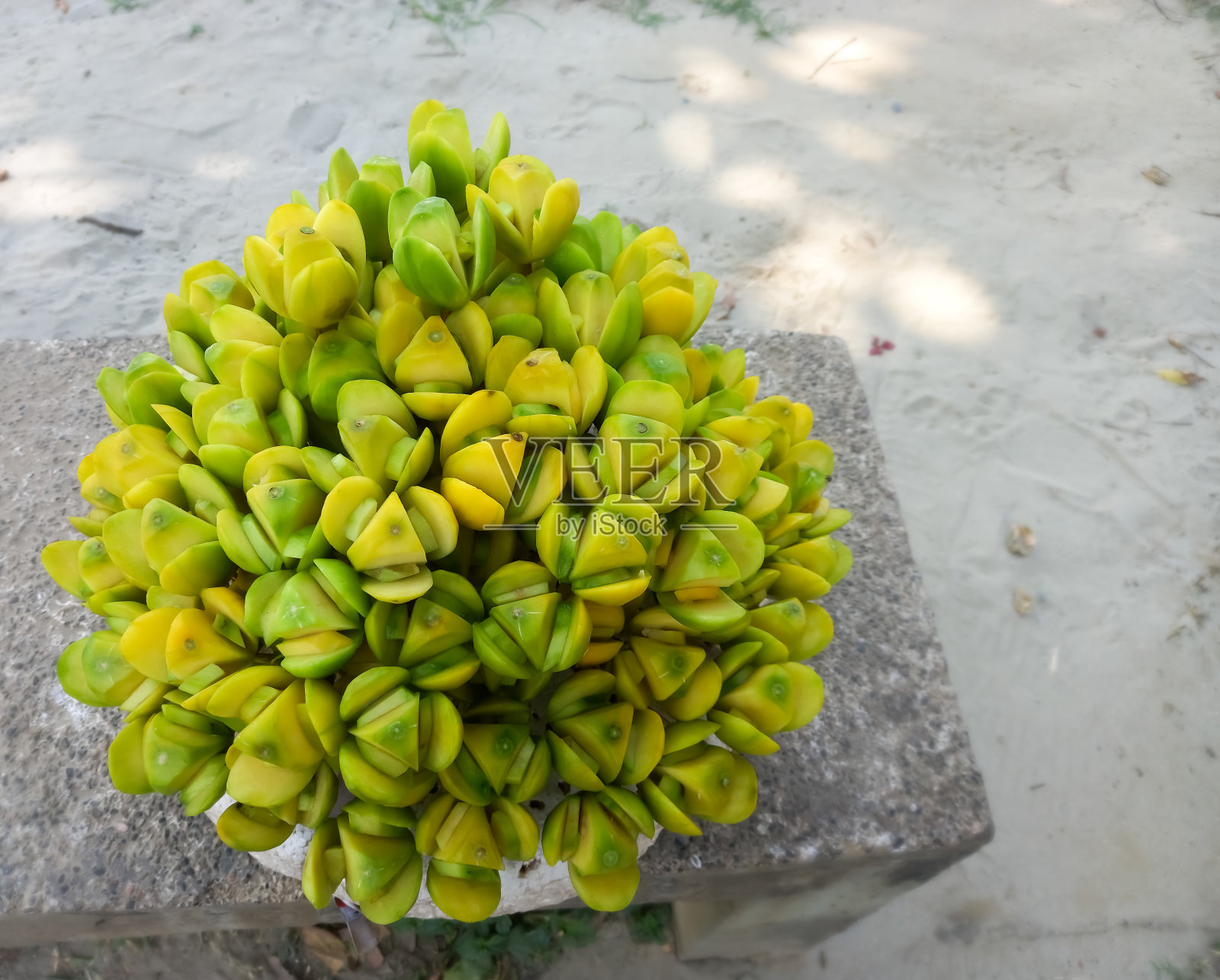 在孟加拉国的公共场所经常可以看到街头小吃摊贩，聚焦视野和模糊背景照片摄影图片