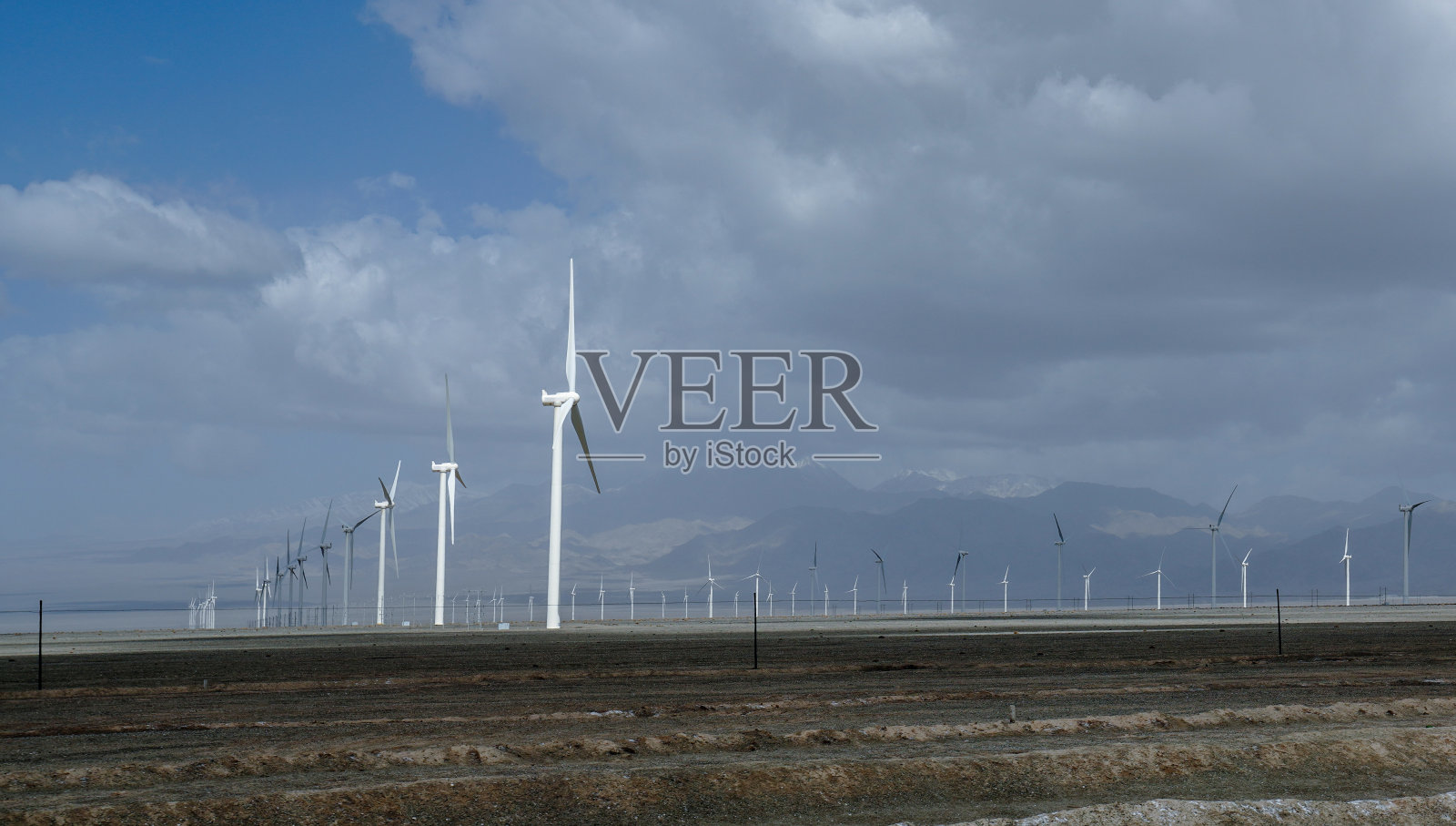 景观与风力涡轮机蓝天。照片摄影图片