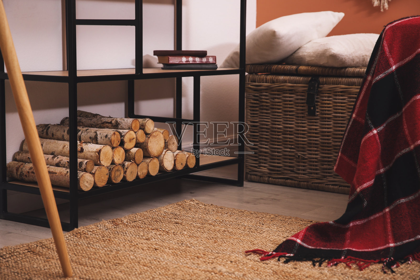 书架单元与木柴和书籍在房间内部的灵感来自秋天的颜色照片摄影图片