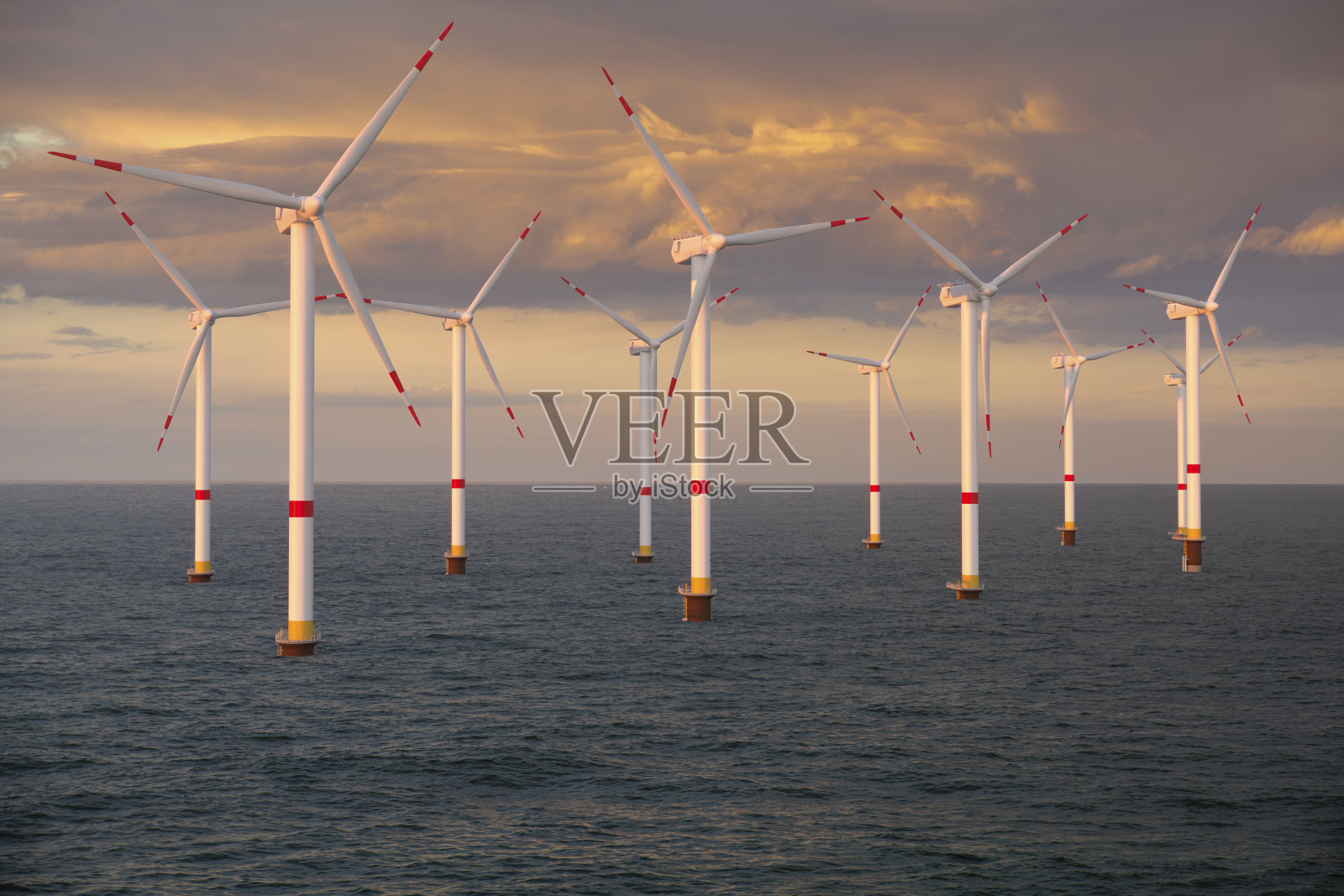 一个风电场中的海上风力涡轮机照片摄影图片