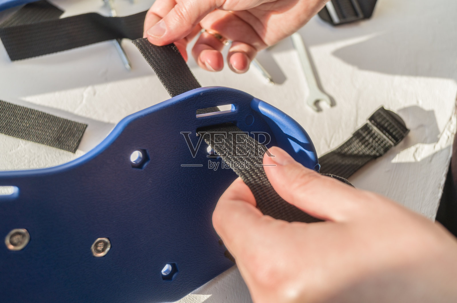 安装脚式曝气器，用于混凝土地面浇筑和草坪曝气。安装固定带。做你自己。有选择性的重点照片摄影图片