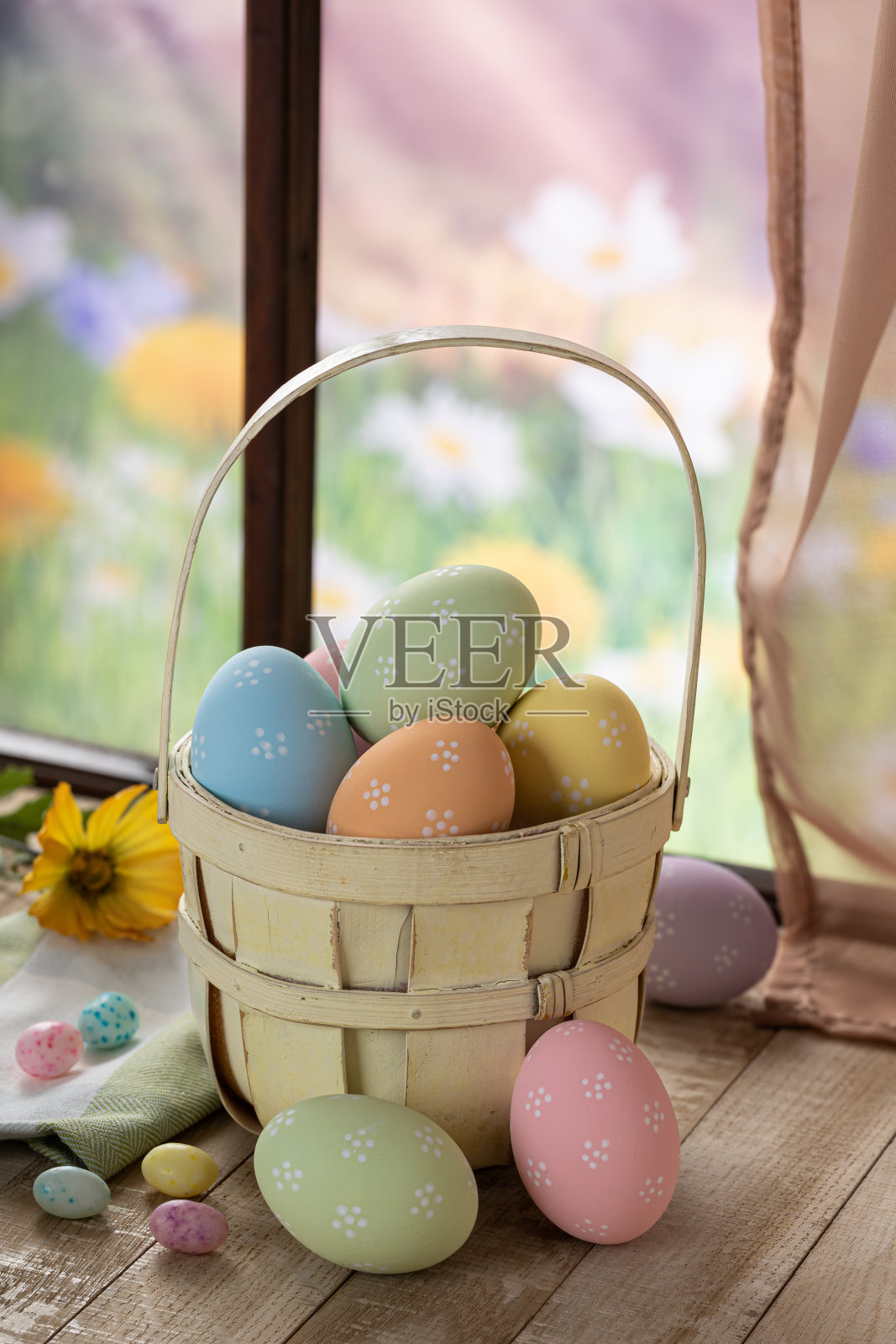 在窗户旁给复活节彩蛋上色照片摄影图片