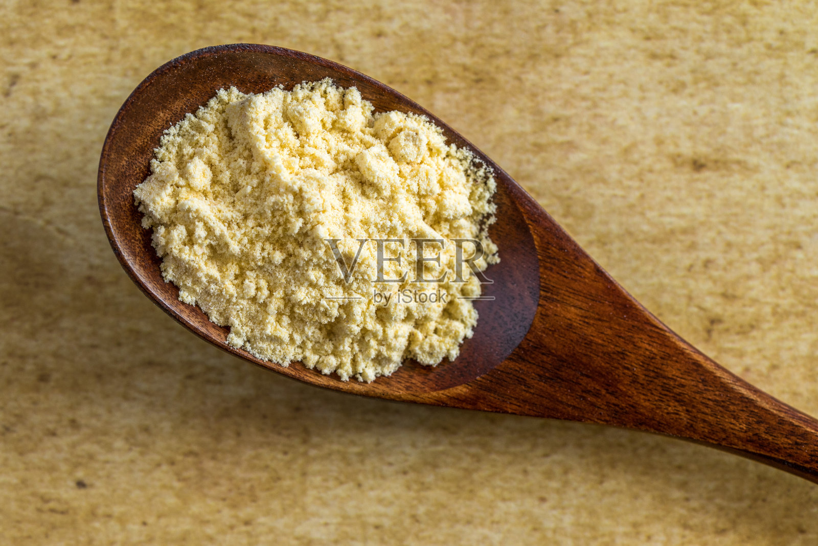 木勺上的玉米粉照片摄影图片