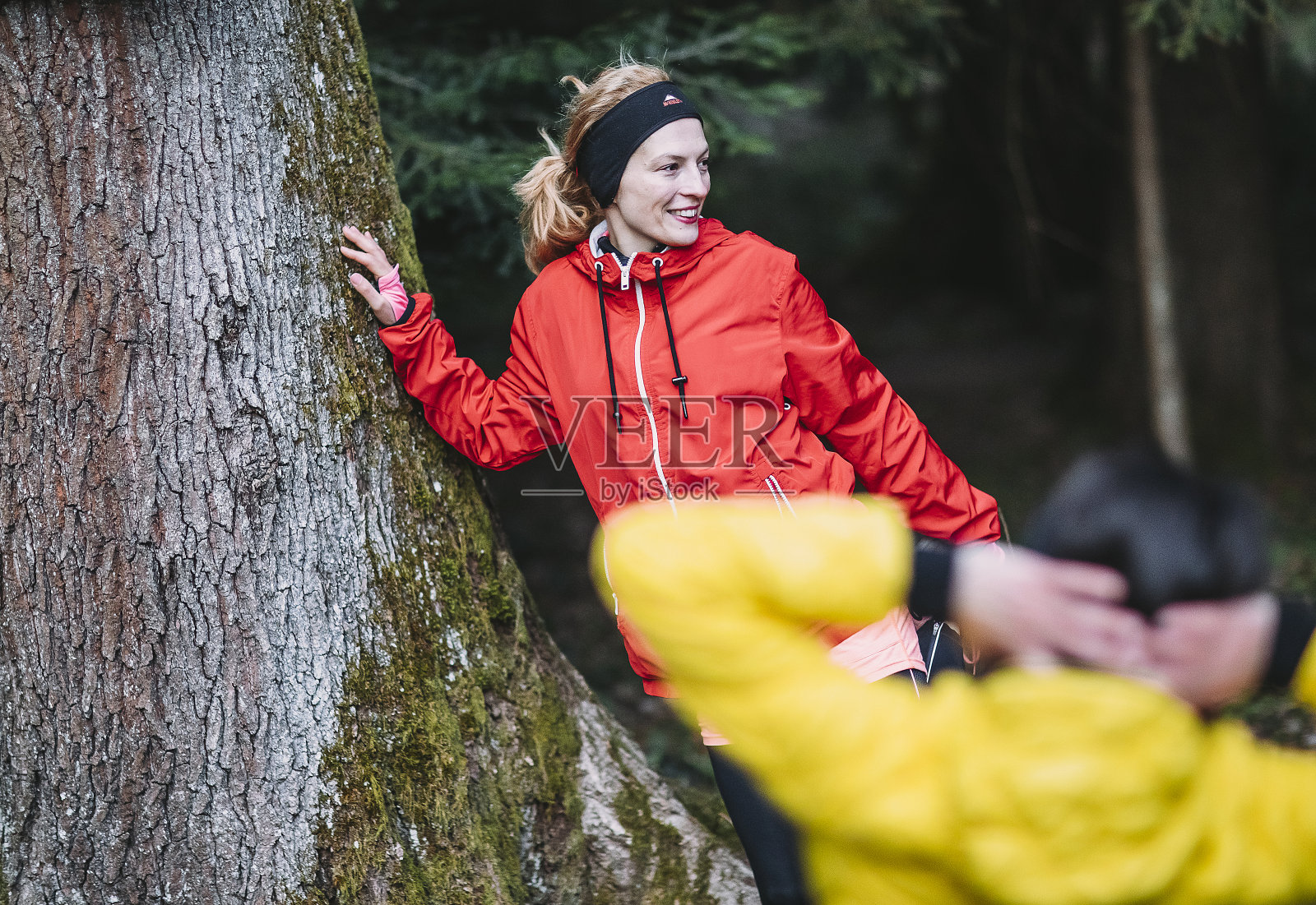 两个朋友在树林里锻炼照片摄影图片