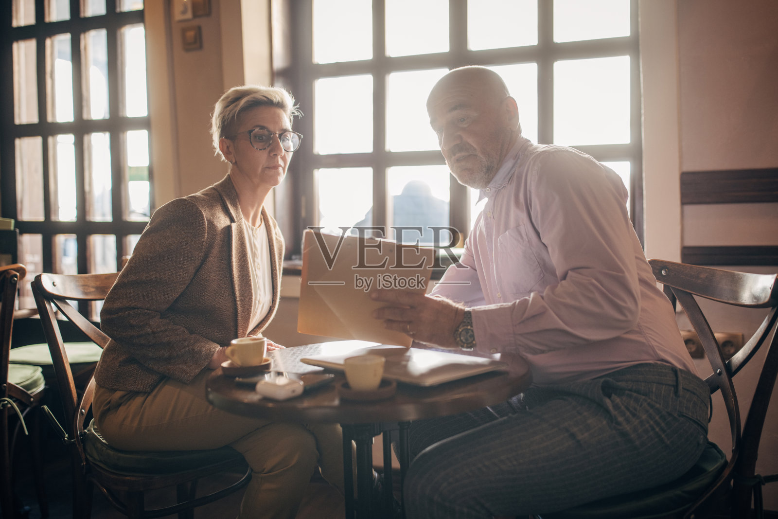 讨论合同照片摄影图片