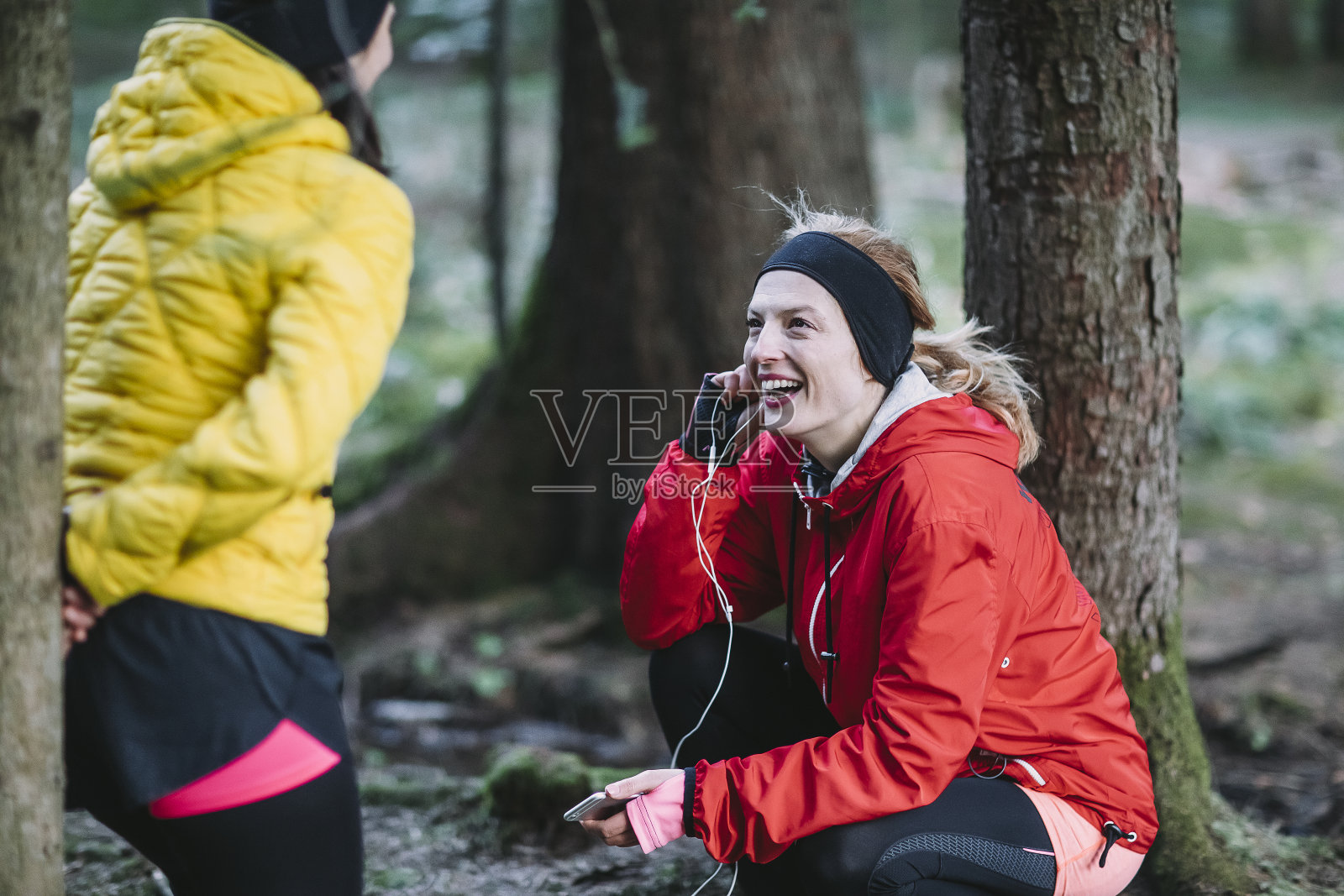运动员在森林里锻炼照片摄影图片