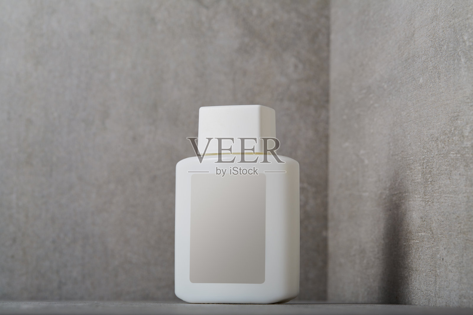 面部或身体护理化妆品瓶子，混凝土背景上有空白标签照片摄影图片