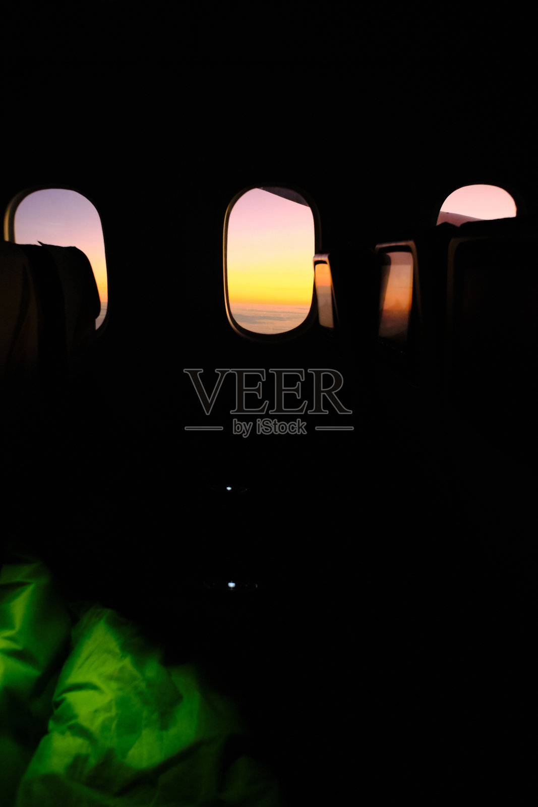 在飞越印度洋时，透过窗户看到的落日。照片摄影图片