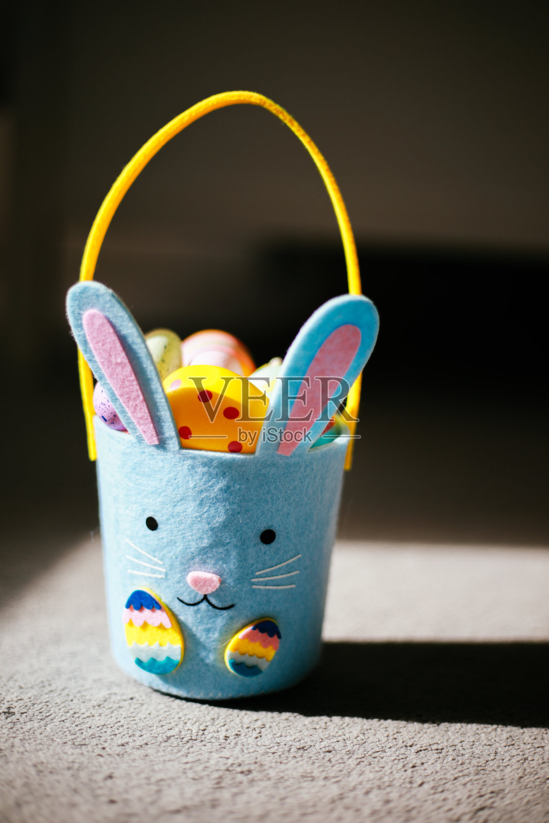篮子里的复活节彩蛋照片摄影图片