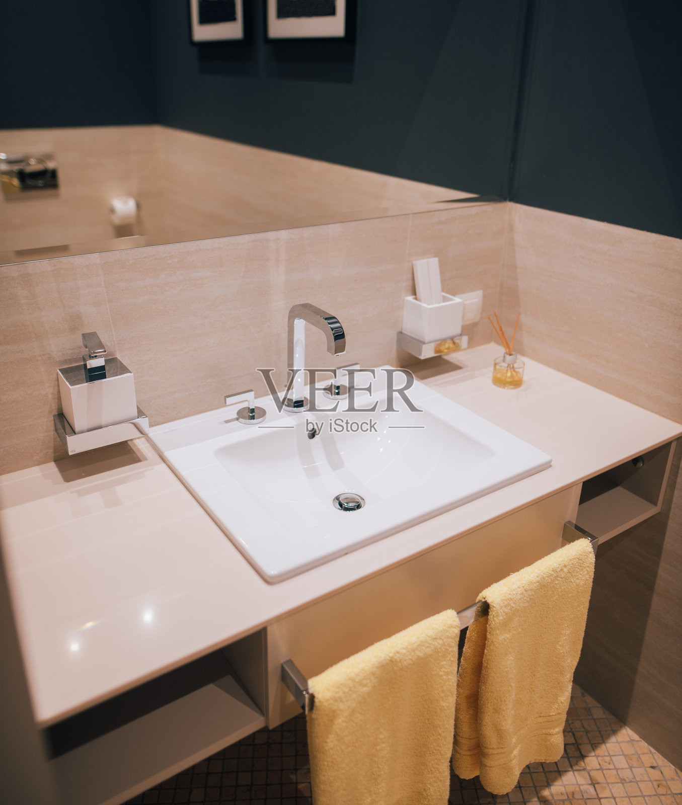 豪华酒店浴室内的洗手盆和水龙头设计。照片摄影图片