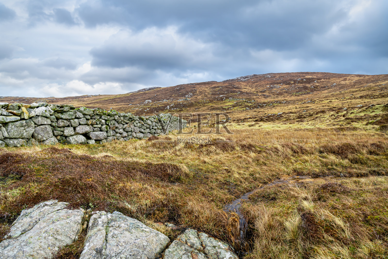 苏格兰外赫布里底群岛刘易斯岛泥炭地的干石墙照片摄影图片
