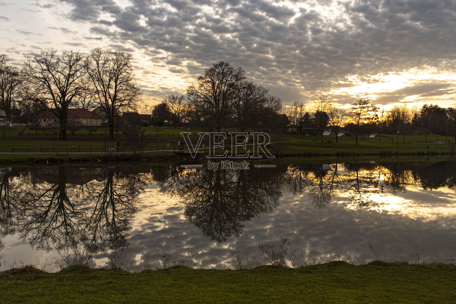 有树的湖上的日落照片摄影图片