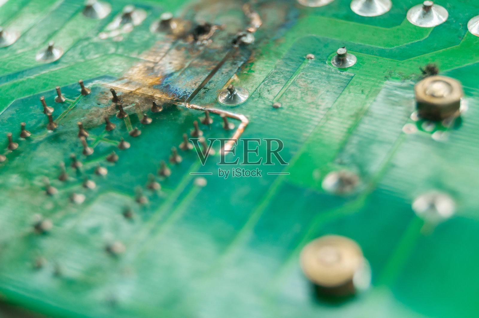 印刷电路板短路。失败的电子产品。PCB上的电子元件故障。电子产品维修。有选择性的重点照片摄影图片