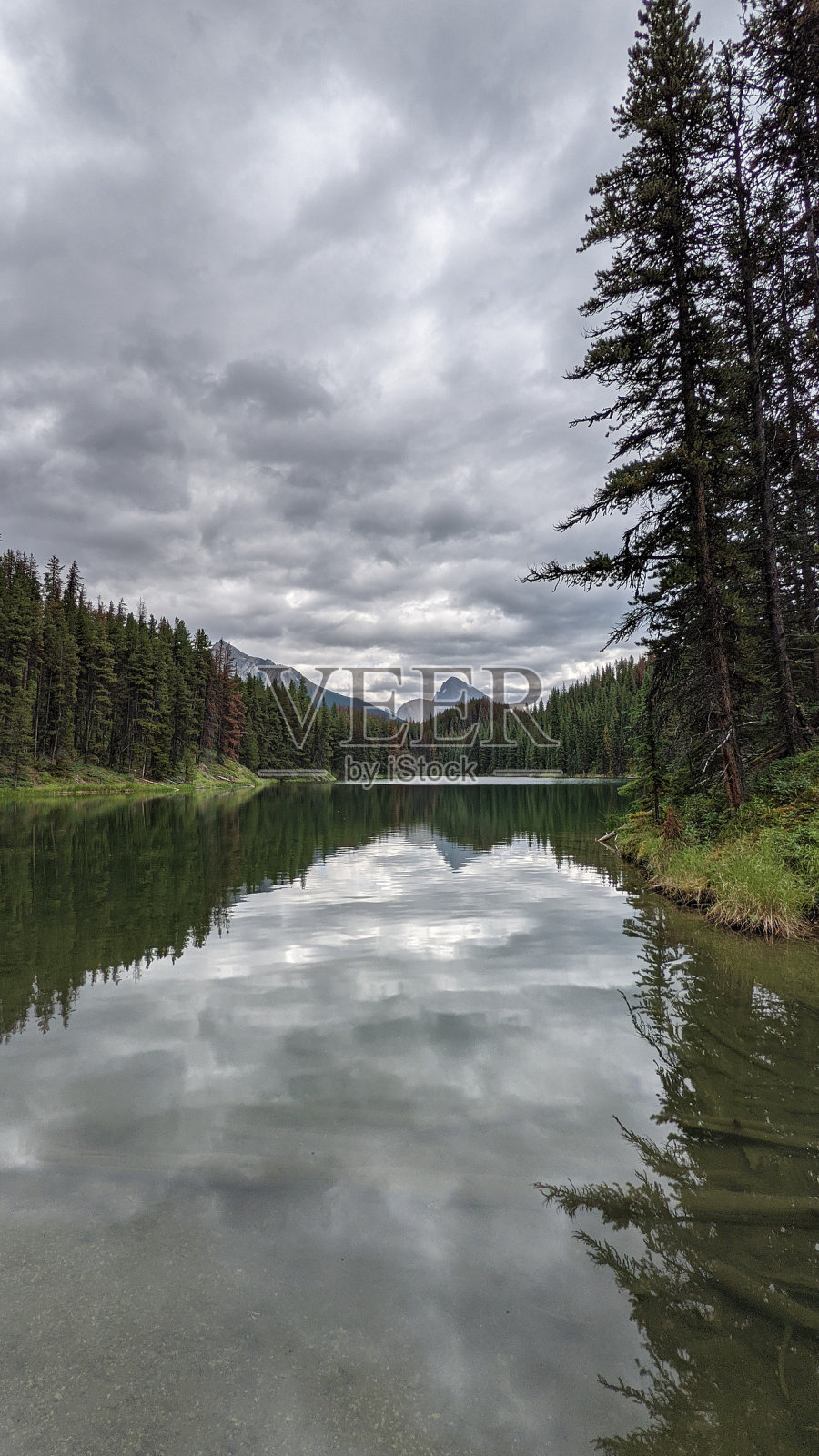 驼鹿湖和山脉(照片1)照片摄影图片