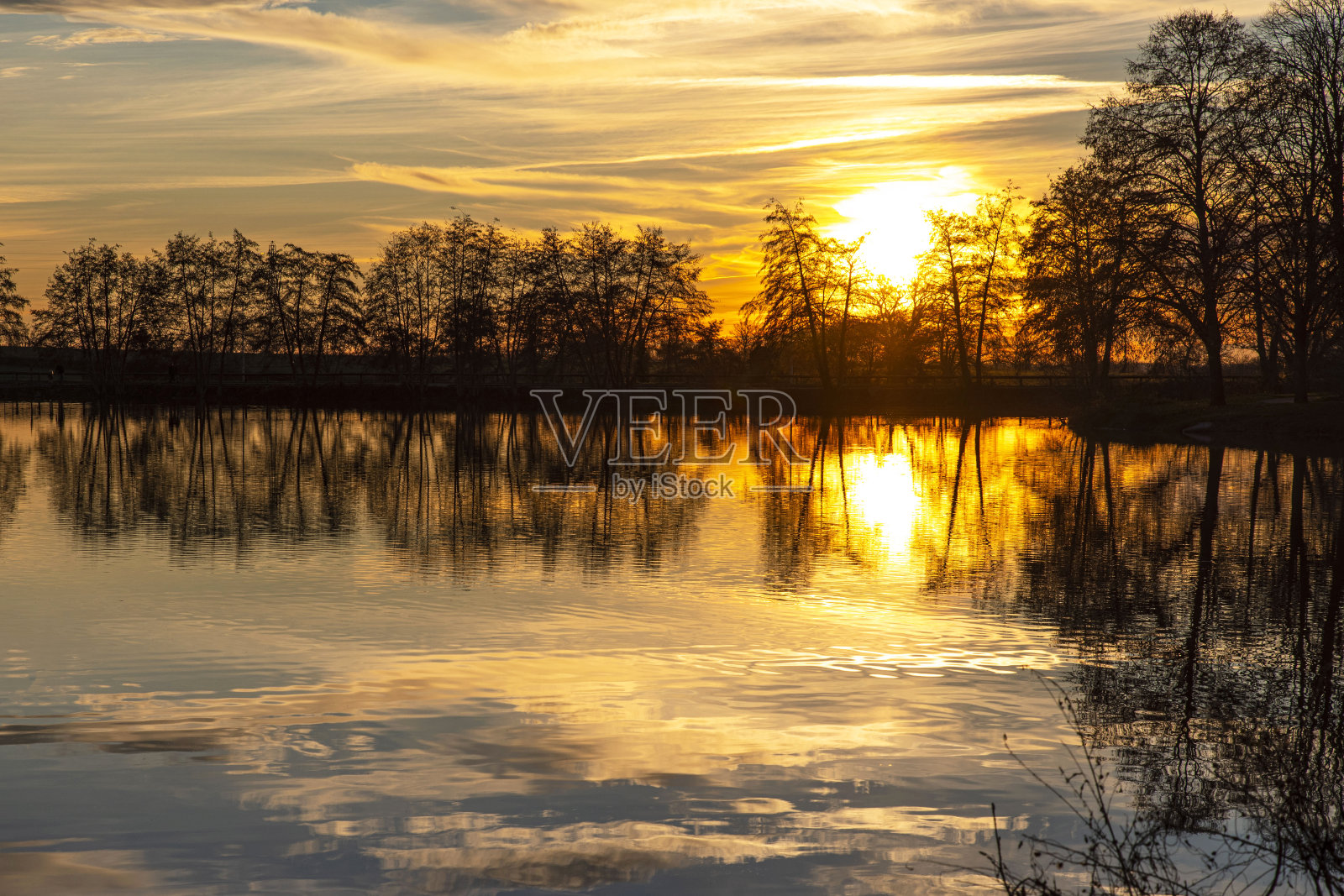 有树的湖上的日落照片摄影图片