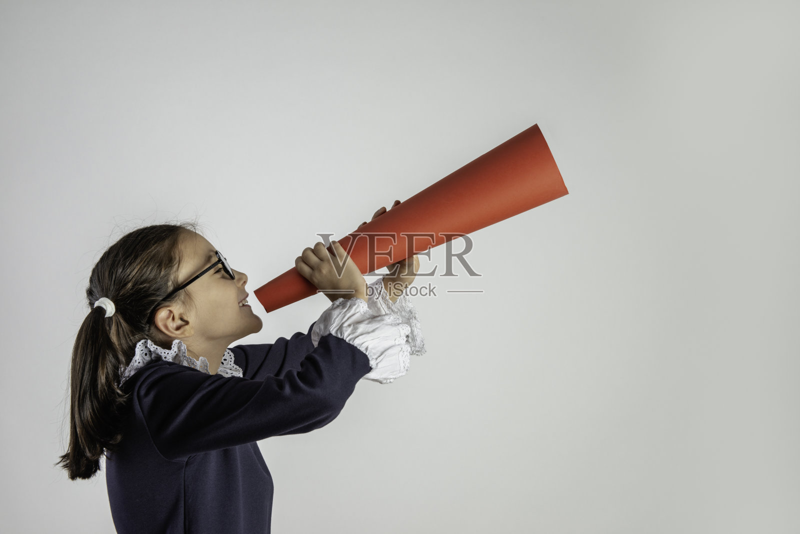 拿着扩音器的年轻女孩照片摄影图片