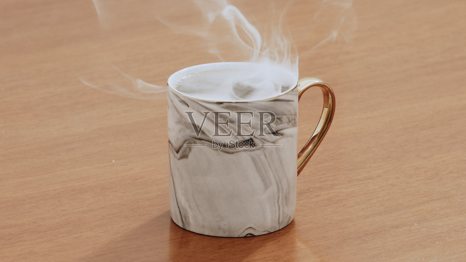 木桌上奉上热腾腾的黑色特色咖啡照片摄影图片