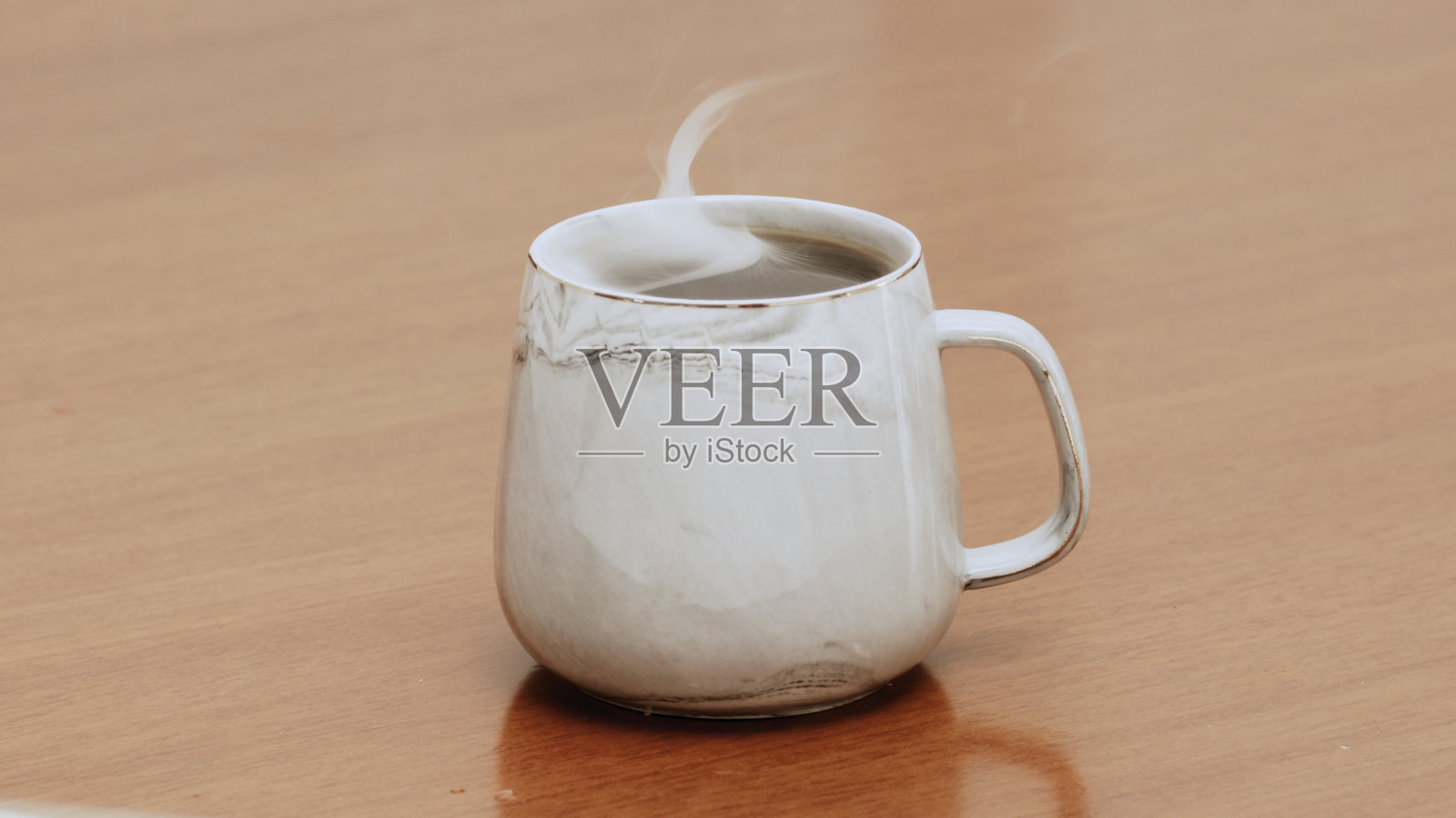 木桌上奉上热腾腾的黑色特色咖啡照片摄影图片