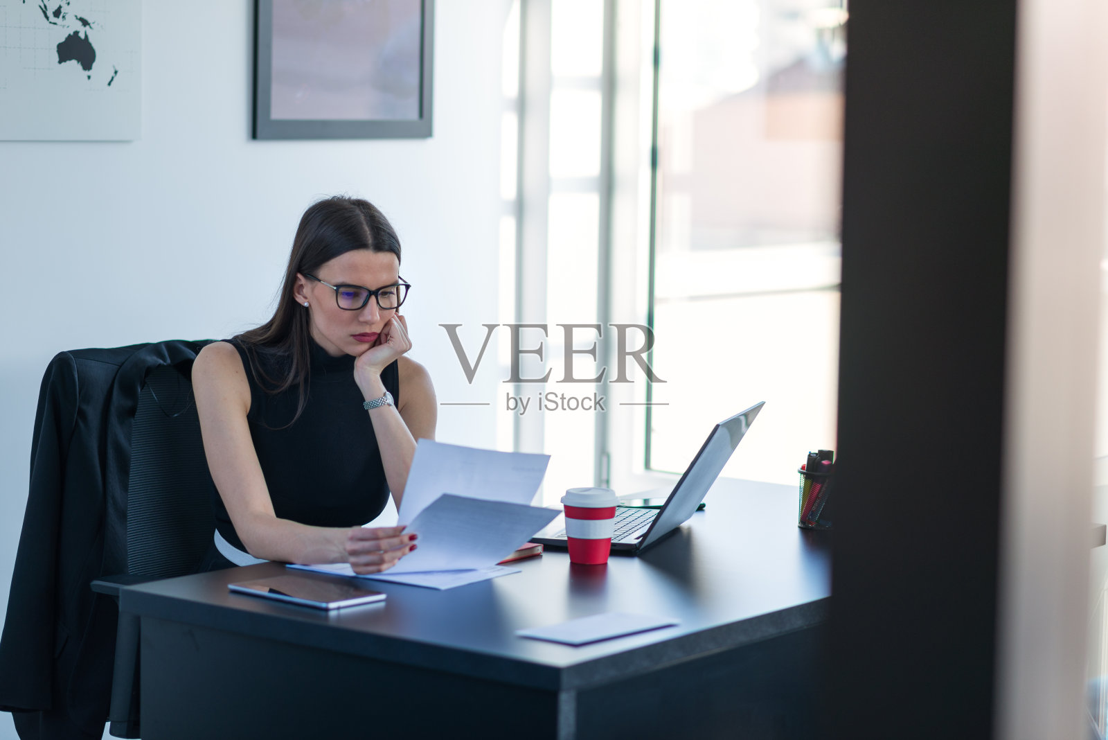 漂亮的女经理在办公室里拿着文件，股票照片照片摄影图片