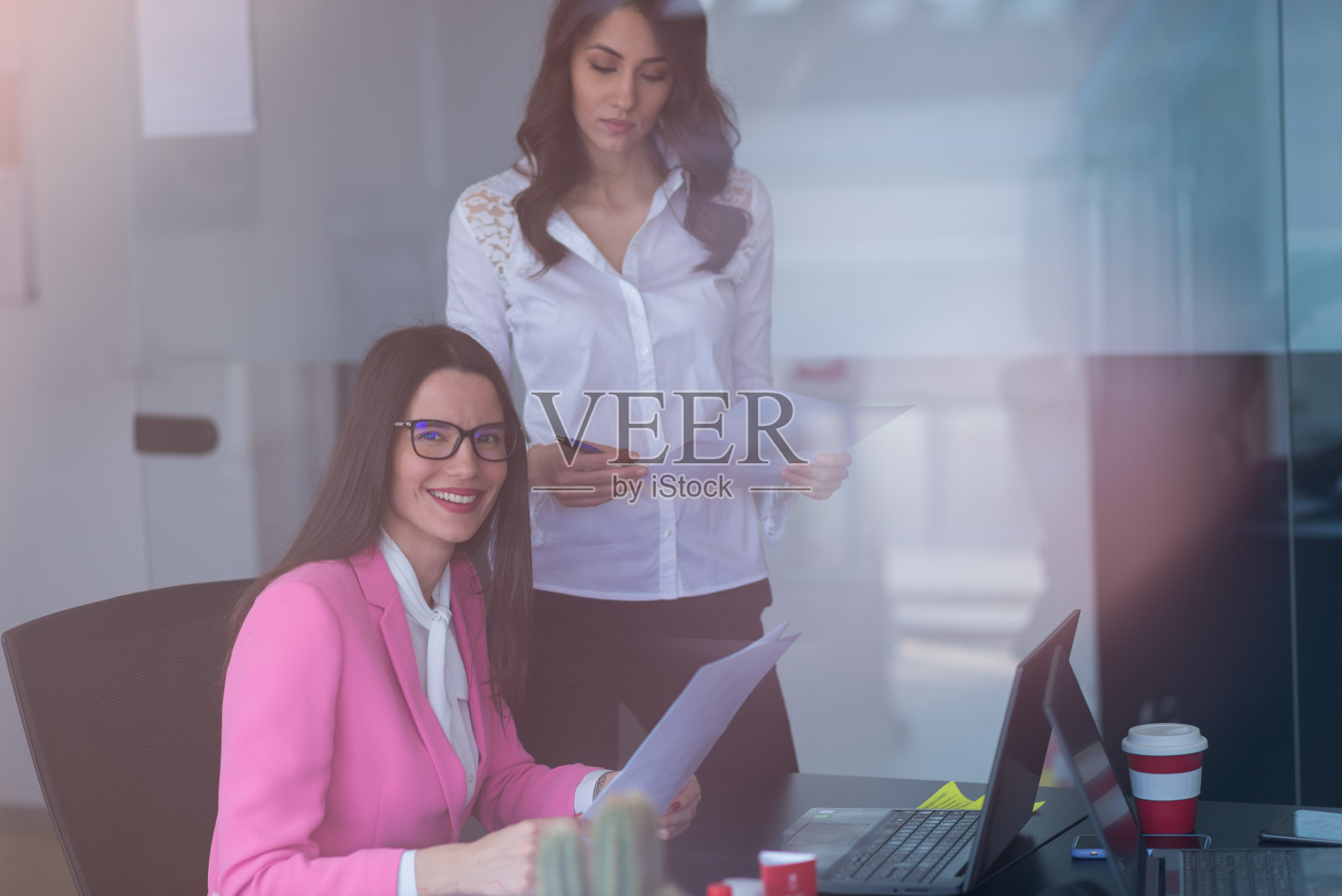 同事是工作中快乐的关键，库存照片照片摄影图片