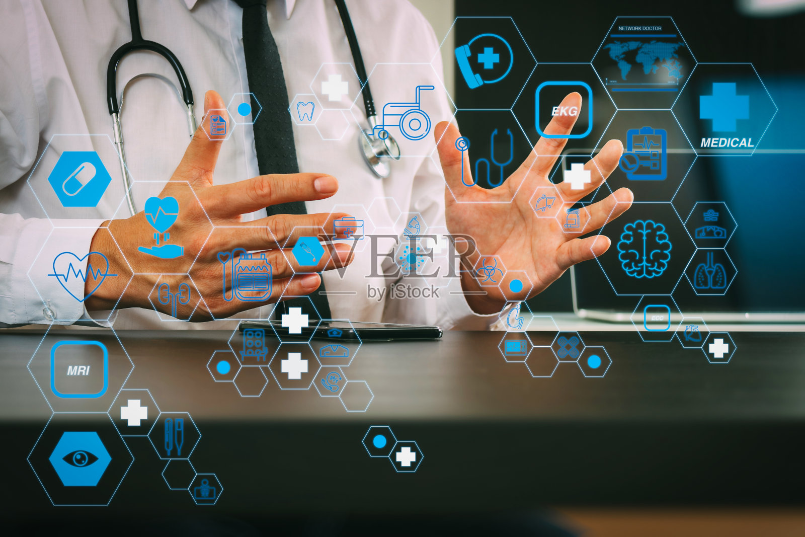 现代办公室的木质办公桌上，智能手机，数字平板电脑，听诊器，智能医生照片摄影图片