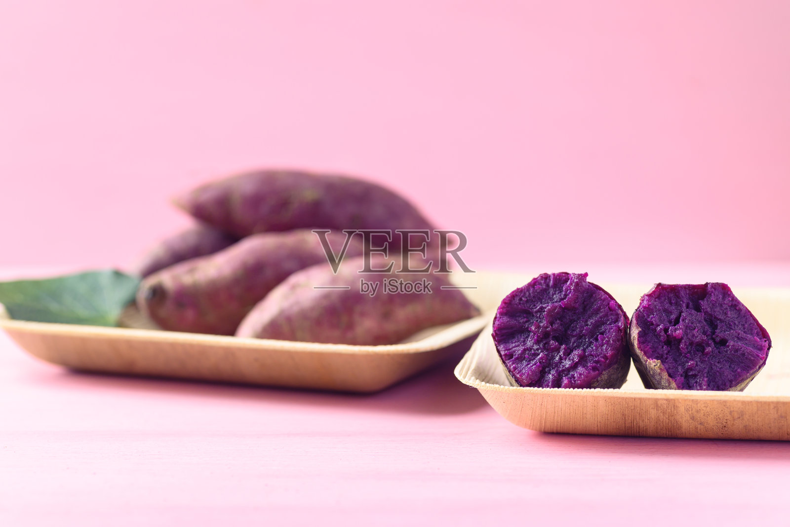 紫色的红薯在粉红色的背景上照片摄影图片