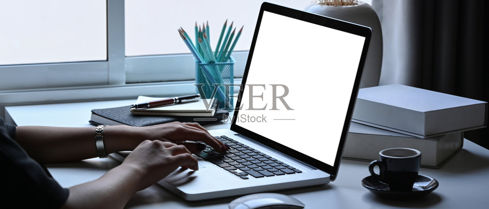 女性自由职业者搜索信息，在笔记本电脑上浏览互联网。照片摄影图片