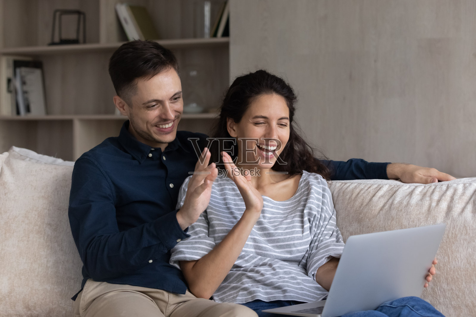 夫妇问候朋友开始用笔记本电脑视频会议交谈照片摄影图片