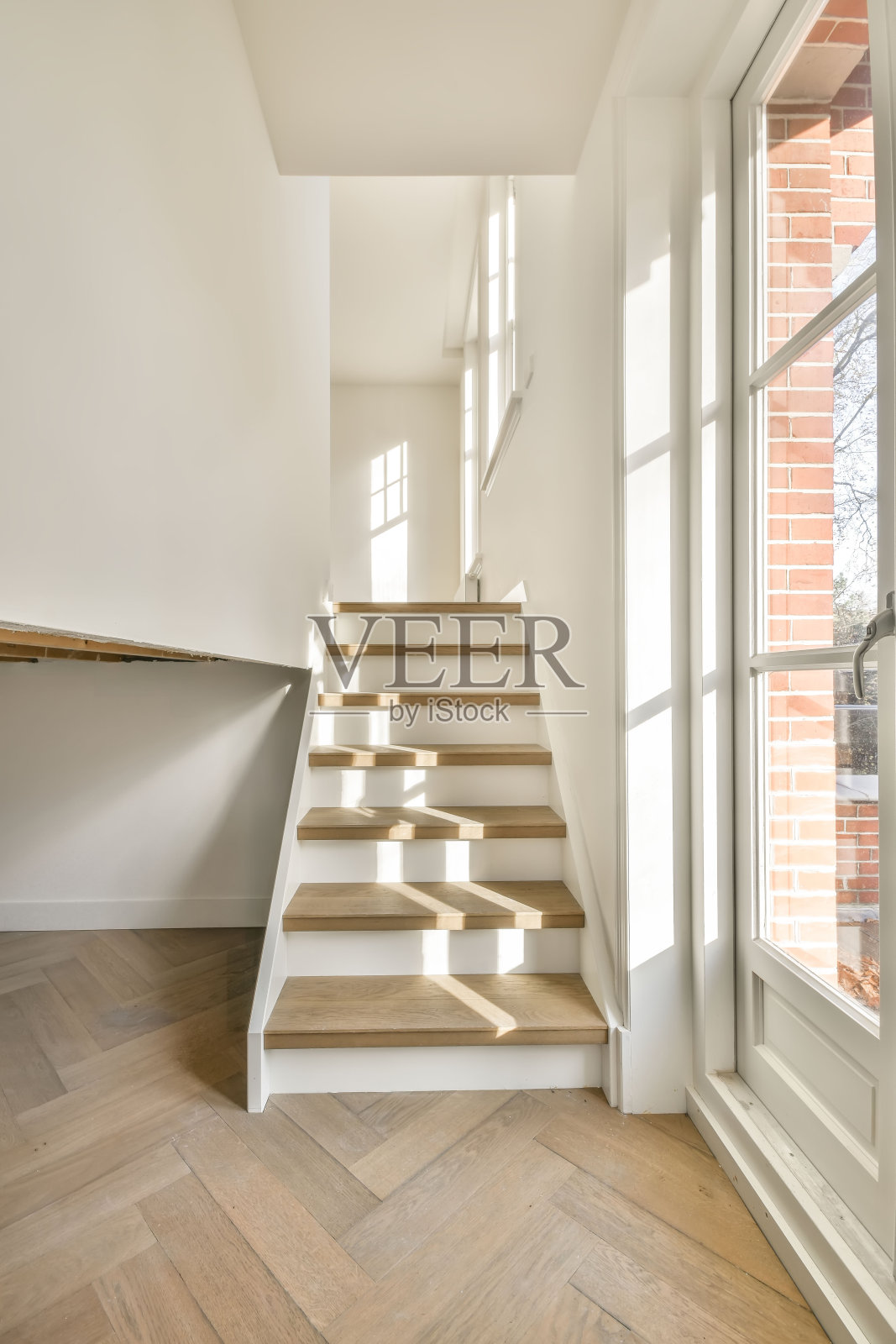 白色楼梯和木制台阶照片摄影图片