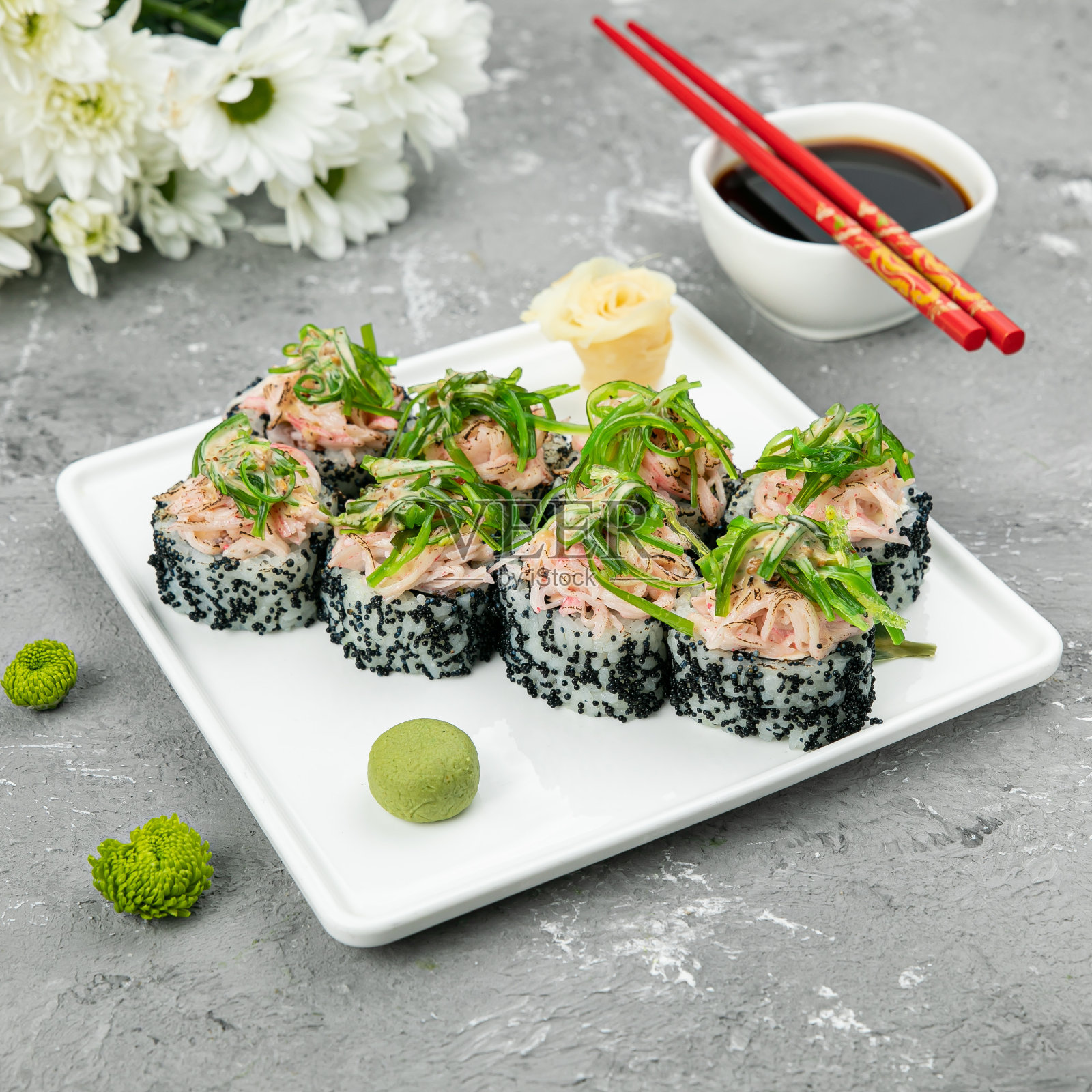 日本料理。海苔卷，蟹肉卷照片摄影图片