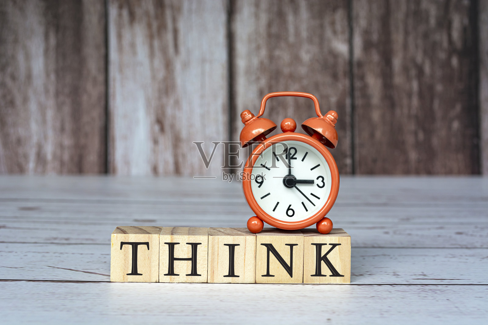 想象文本放在木块上，闹钟设置在桌上3点。照片摄影图片