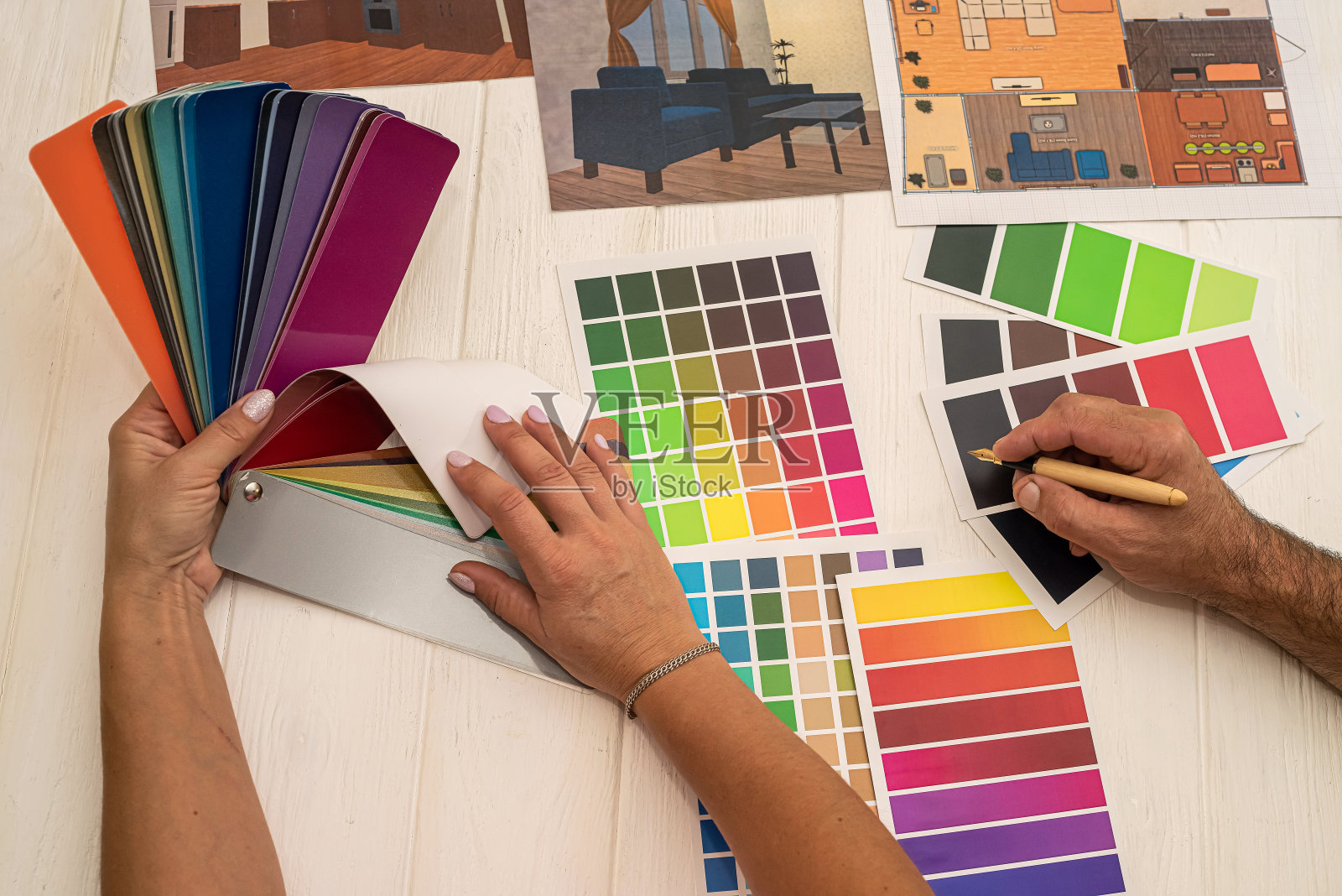 美丽的年轻手在房间设计的调色板上选择颜色照片摄影图片