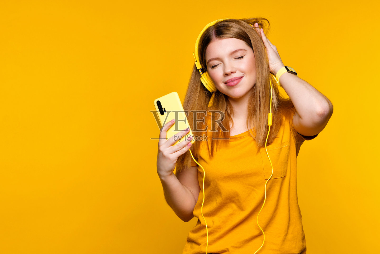 女孩戴着耳机在录音棚里打电话照片摄影图片