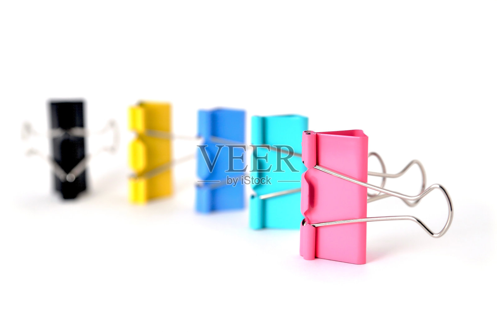 在白色背景上竖着放纸的夹子照片摄影图片