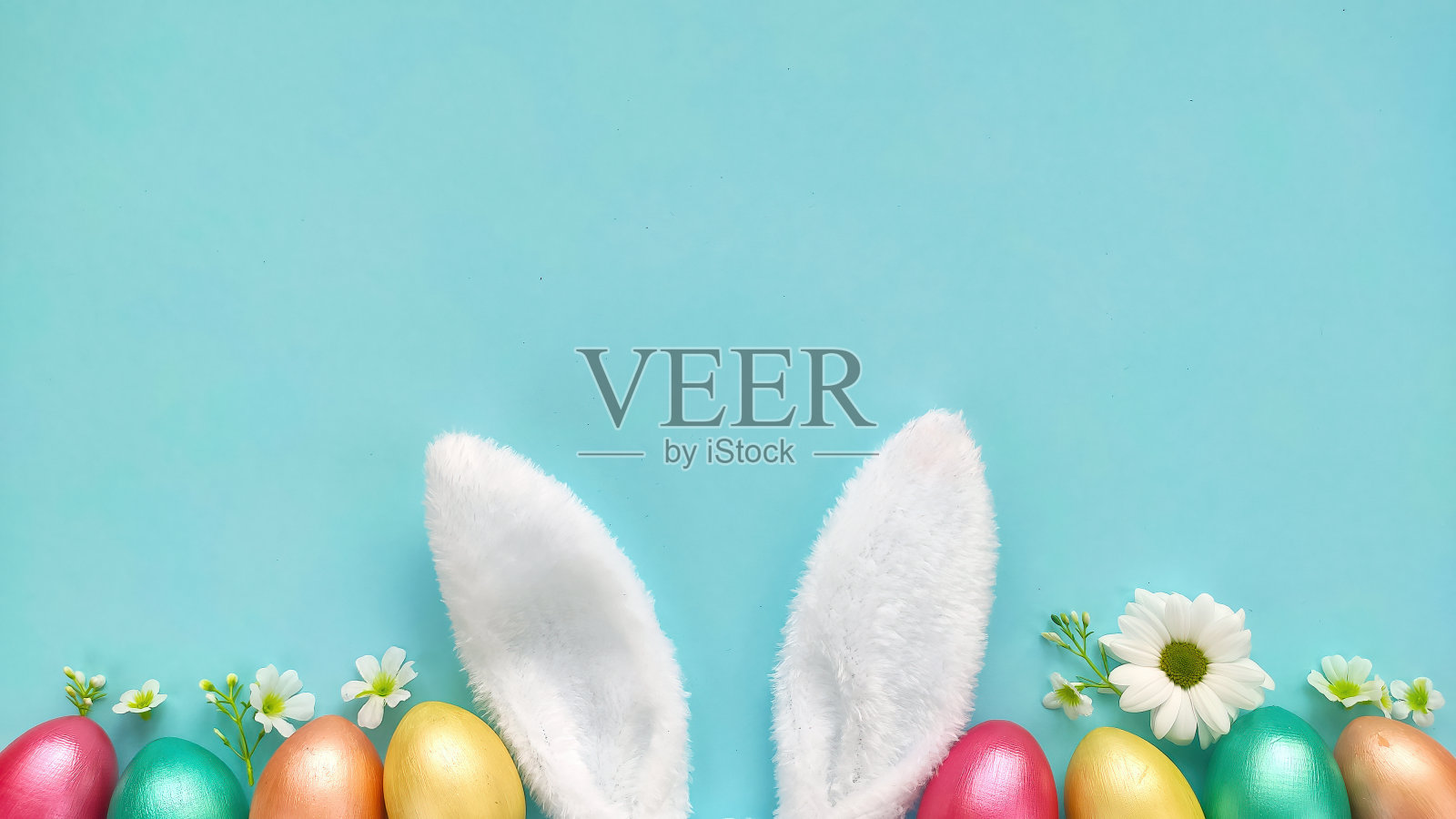 复活节背景与复活节彩蛋，兔子耳朵和花。照片摄影图片