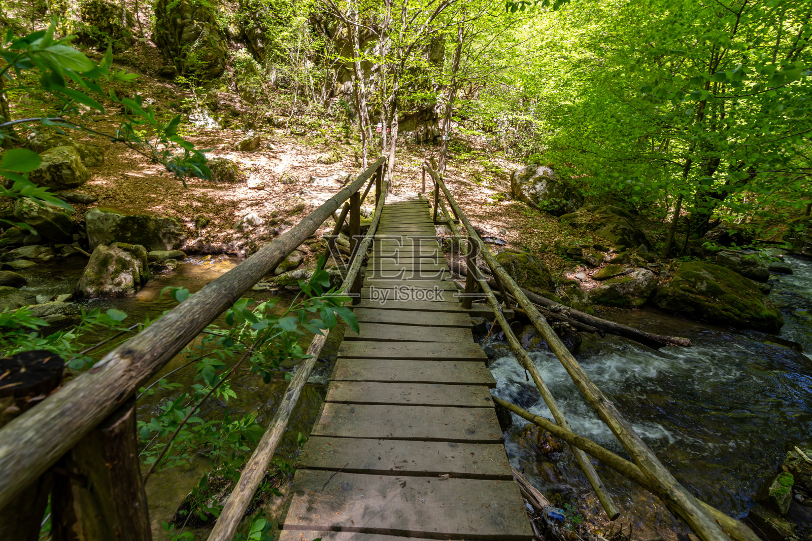 在人行道附近的河上的桥照片摄影图片