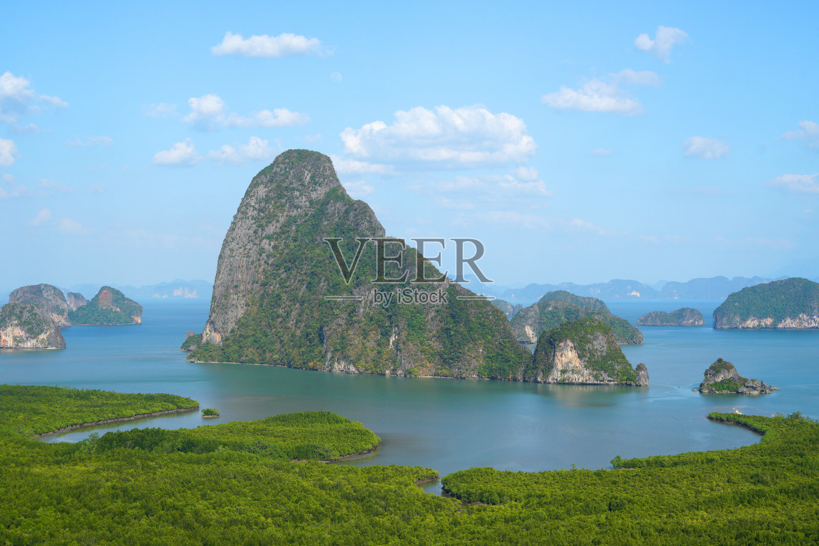 位于泰国攀牙的Samet Nangshe观景台的自然景观是海湾上奇异的石灰岩形成和绿色的红树林全景照片摄影图片