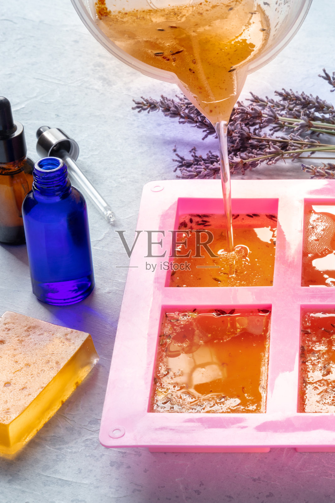 手工肥皂，制作的过程。天然有机diy化妆品照片摄影图片