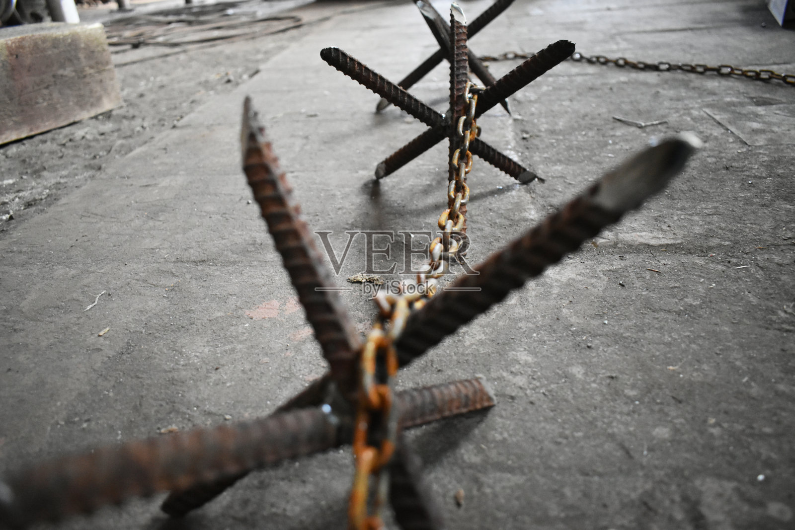 金属制成的刺猬，帮助阻挡敌人的车轮上的车辆。拳的轮子。照片摄影图片